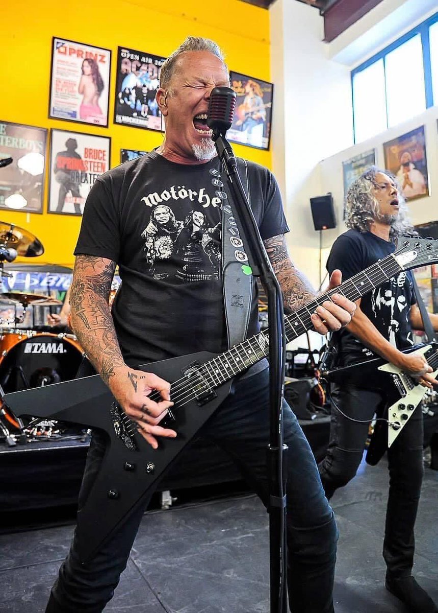 MetSince1981's tweet photo. 📆En el 2016, un día como hoy 16 de Abril, @Metallica celebra el @recordstoreday con una presentación íntima para algunos amigos y afortunados fans, todo esto en el Rasputin Music en Berkeley CA USA.
#Metallica #RecordStoreDay #RSD2016 #RasputinMusic #METALLICAMetalUPYourAss🗡🚽 https://t.co/PKWkgMg5Xy