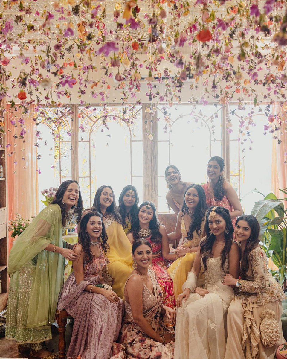 thegoldenfleur's tweet photo. The bride and the bridemaids🥺❤

#AliaBhatt #RanbirAliaWedding https://t.co/gU2zf7VXBQ