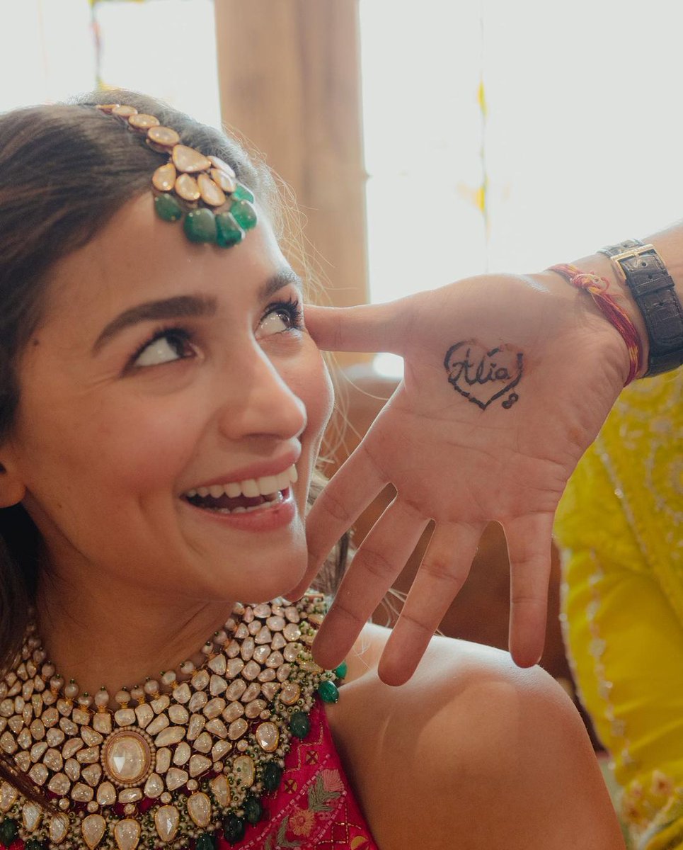 thegoldenfleur's tweet photo. Her name on his hand♾❤

#RanbirKapoor #AliaBhatt #RanbirAliaWedding https://t.co/x039YOYYBD