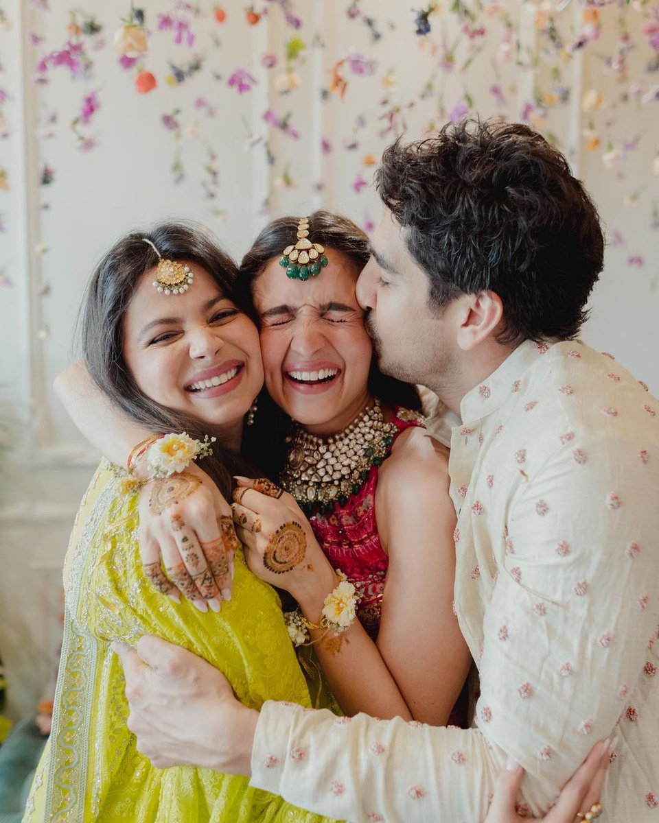 thegoldenfleur's tweet photo. And this one🥺❤

#AliaBhatt #RanbirAliaWedding https://t.co/7HlzHGJJnA