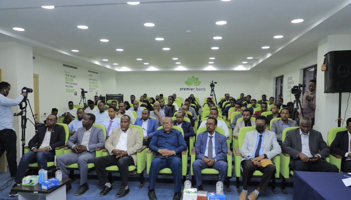 HusseinSabrie's tweet photo. Waxaan maanta goonjoog u ahay tartanka hal-abuurka ganacsiga oo uu @premierbankSO u qabanayo ardayda jaamacadaha. 12 arday ayaa ku tartamaysa $21,000. Guuleystaha 1aad waxaa lagu abaalmarinayaa $9,000. Kan 2aad $7,000. Kan 3aadna $5,000.
#Halabuur #PremierBank #SomaliaIsRising https://t.co/MmFeyclm9k