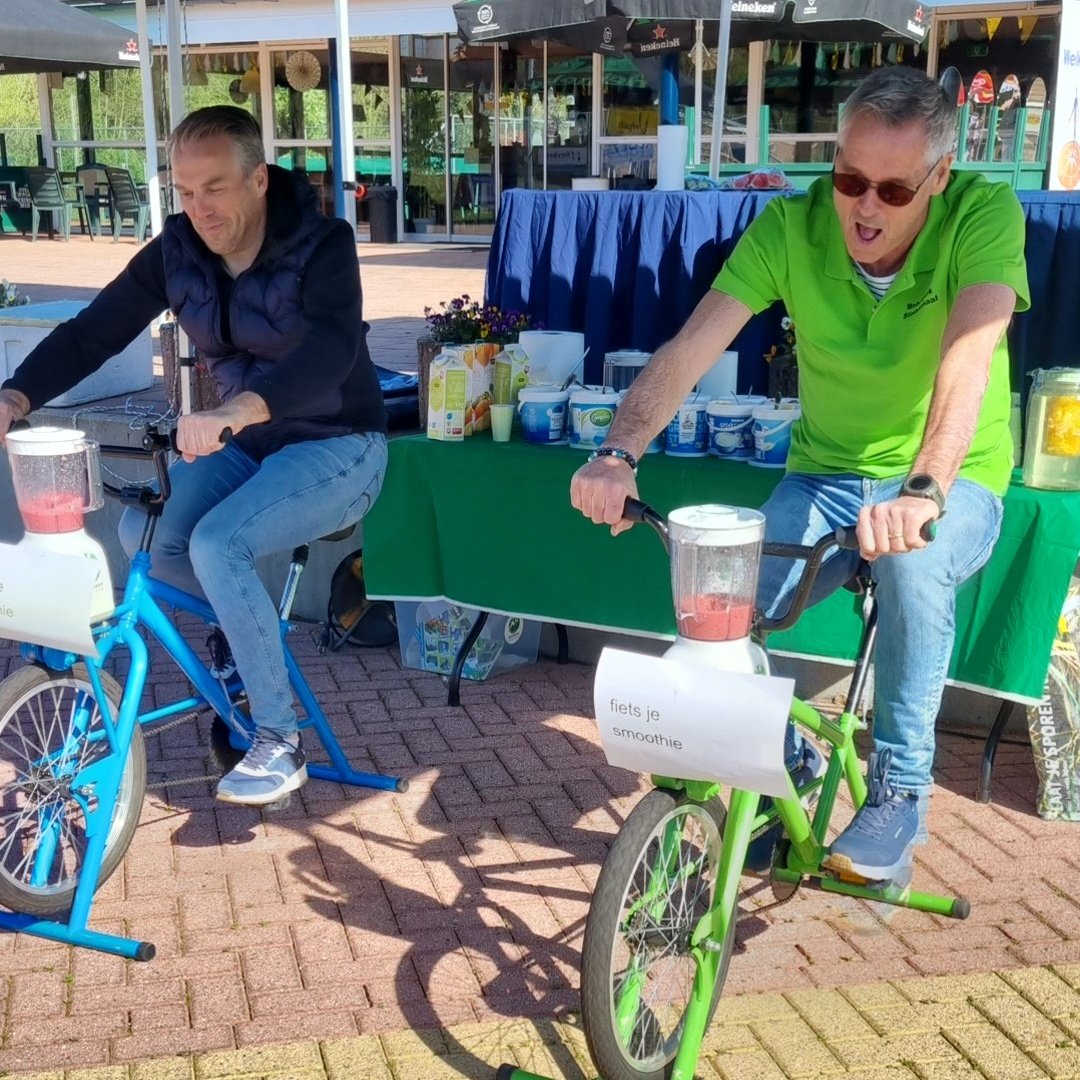 Vandaag staan we met #DeGezondeHuiskamer 🚌 in <a href="/stadskanaal_nl/">Gemeente Stadskanaal</a> ter ere van de opening van't beachpark. 📢 Kom langs om lekker te sporten in't zand,o.a. tennis,volleybal,handbal 🥎🏐
Fiets je eigen smoothie of doe'n #leefstijlcheck 
De 🌞 schijnt al heerlijk! 
#iedereeninbeweging