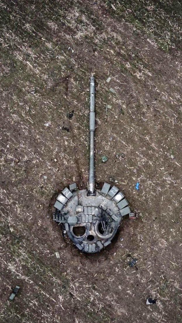 Petreanu's tweet photo. Turela de T-72 se desprinde adesea de corpul tancului când explodează muniția dinăuntru. Am văzut o grămadă de poze cu resturi de T-72, dar niciodată unghiul ăsta. Wow. Death metal much? https://t.co/jNtwfrfuVD