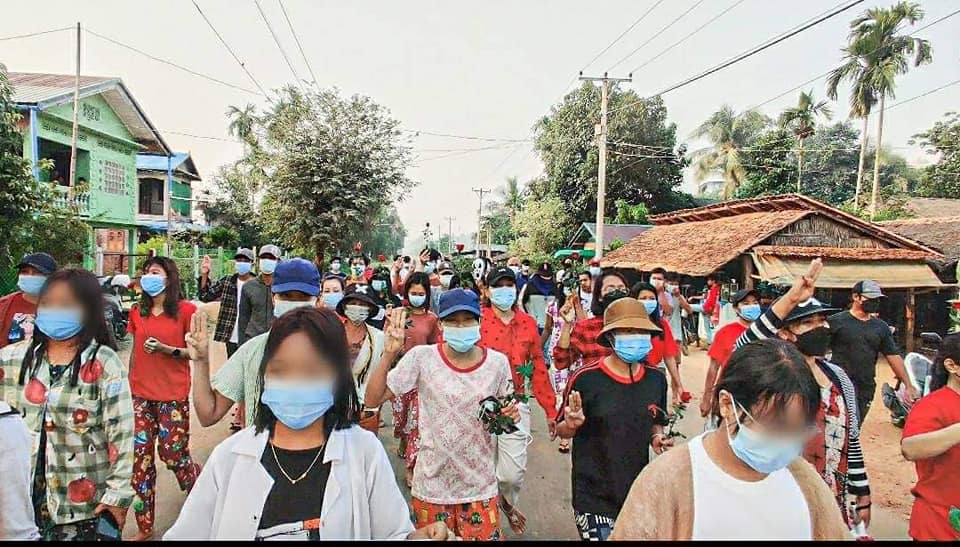 IrrawaddyNews's tweet photo. Women activists holding roses took to the streets in Tanintharyi Region’s Launglon on Friday, the final day of Myanmar’s New Year-welcoming Thingyan water festival, and chanted anti-regime slogans. 
(Photo: DDMSC) 
#WhatsHappeningInMyanmar https://t.co/Afn8sZbKEj