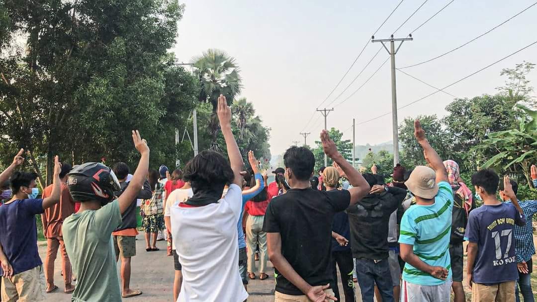 IrrawaddyNews's tweet photo. Women activists holding roses took to the streets in Tanintharyi Region’s Launglon on Friday, the final day of Myanmar’s New Year-welcoming Thingyan water festival, and chanted anti-regime slogans. 
(Photo: DDMSC) 
#WhatsHappeningInMyanmar https://t.co/Afn8sZbKEj