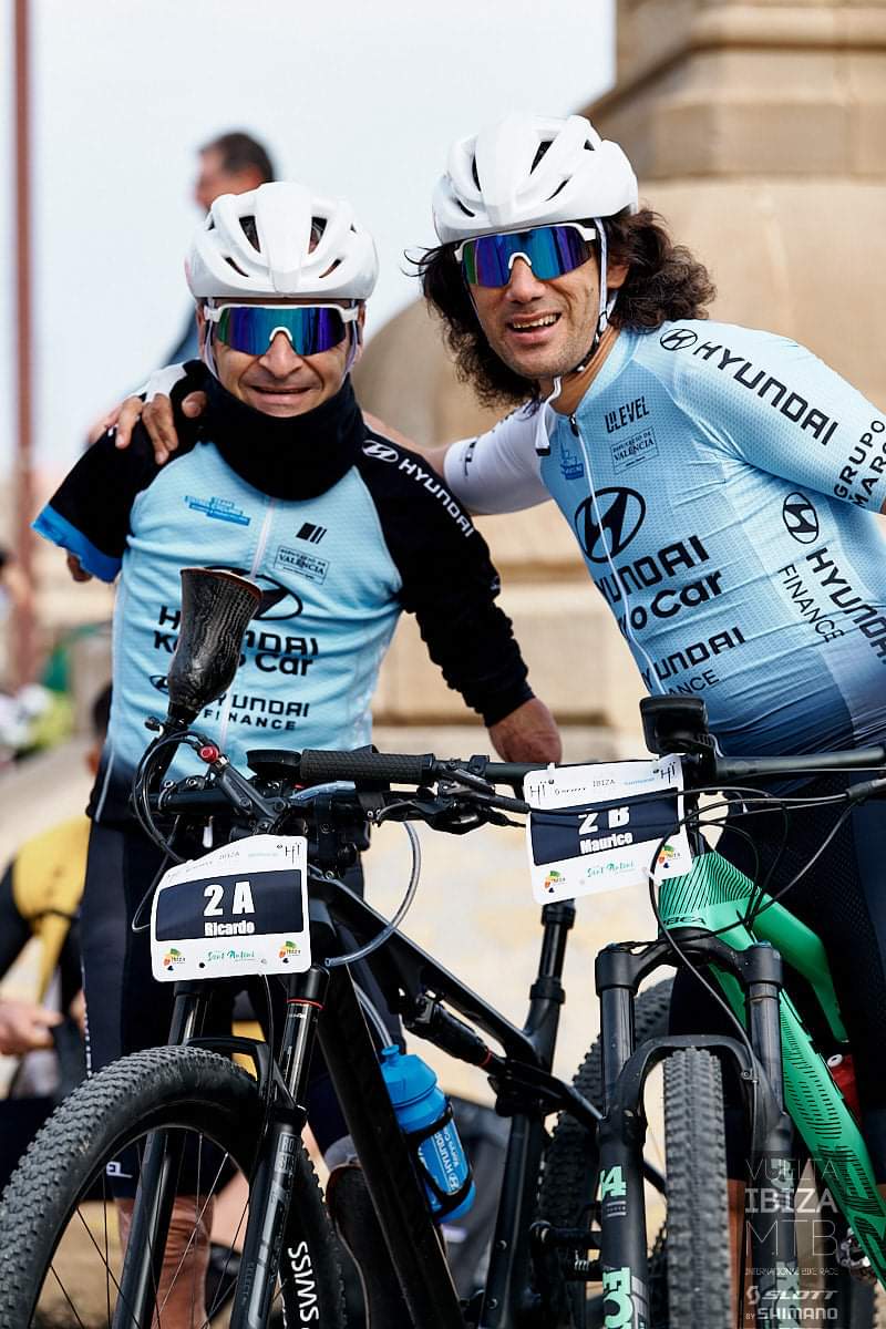 RicardoTen_'s tweet photo. Descubriendo IBIZA de una manera diferente @VueltaIbizaBTT 😍
Muy dura pero contentos @MauriceEckhard 💪
Hacia mil años que no disfrutaba en MTB 🤪
#MyCanyon #CanyonLux
#Outbraker_tech ❤ #EsPotFER #OrgullGranota #hjcsport #KoryoCarTeam https://t.co/VrRSu6rT8g