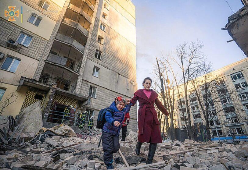 Muerte y espectáculo: las imágenes de la guerra de Ucrania atalayar.com/content/muerte… #UcraniaRusia #imagenes