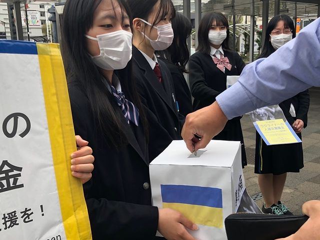 TranslatedWarFR's tweet photo. Les élèves #japonais récoltent de l'argent pour l'#Ukraine 
#Japon
#UkraineUnderAttack
#StandWithUkraine️ https://t.co/KUouIgL9v0