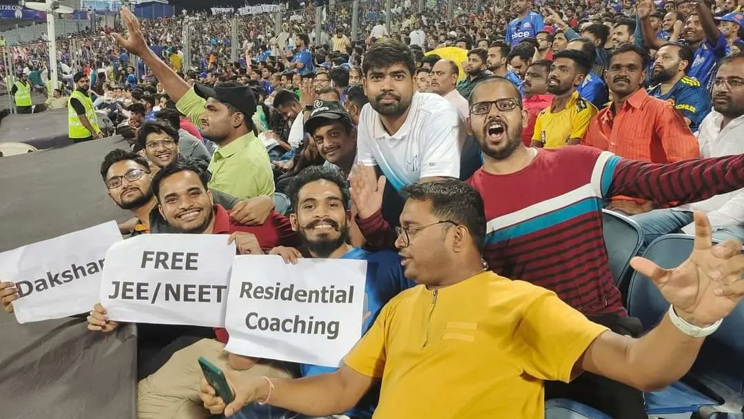 daan_official1's tweet photo. Alums promoting DAKSHANA at the IPL stadium.
#dakshanafoundation @DakshanaIndia
#infinitegood @MohnishPabrai @CommanderArun https://t.co/sC9W5qoUMW