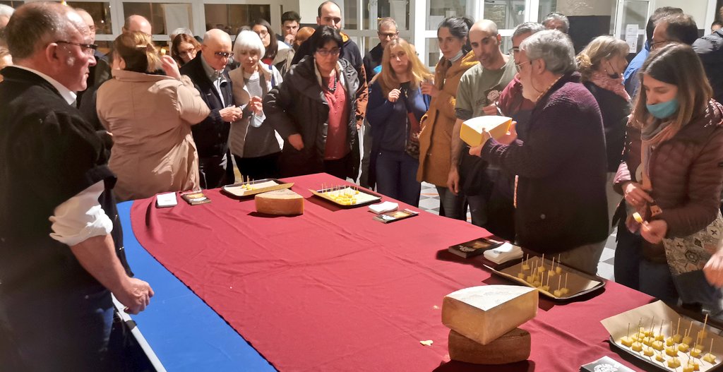 pnaltpirineu's tweet image. El resultat és un formatge excel·lent i aromàtic. Ha sigut el primer formatge amb AOP de Suïssa. Durant l'activitat junt amb #TrosdeSort i @ajuntamentsort vam poder conèixer els protagonistes del documental i poder fer un tast del formatge  produit els estius del 2020 i 2021 🧀👌🏼