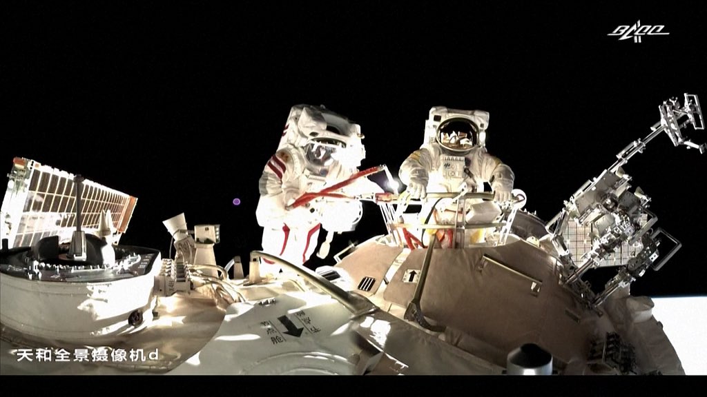 wulei2020's tweet image. A review of #Shenzhou13 crew’s 6months in space！1)Verified #Keytechnologies for construction of #China’s space station!  2) Did #2spacewalks! On November 7, 2021, Wang Yaping became China’s #first female taikonaut to conduct a spacewalk. 3)Made #2livelectures from space station!