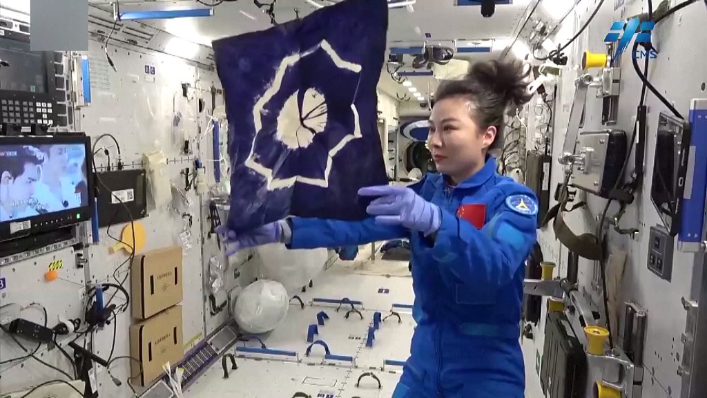 wulei2020's tweet image. A review of #Shenzhou13 crew’s 6months in space！1)Verified #Keytechnologies for construction of #China’s space station!  2) Did #2spacewalks! On November 7, 2021, Wang Yaping became China’s #first female taikonaut to conduct a spacewalk. 3)Made #2livelectures from space station!