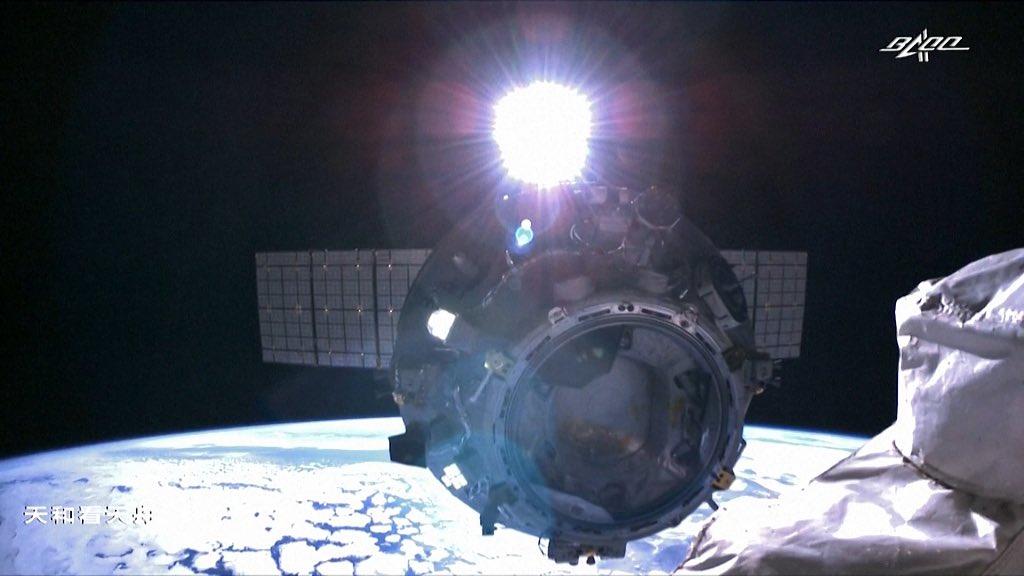 wulei2020's tweet image. A review of #Shenzhou13 crew’s 6months in space！1)Verified #Keytechnologies for construction of #China’s space station!  2) Did #2spacewalks! On November 7, 2021, Wang Yaping became China’s #first female taikonaut to conduct a spacewalk. 3)Made #2livelectures from space station!