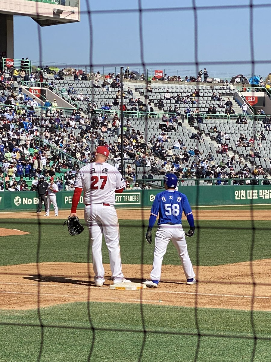 현 (@18taein) on Twitter photo 