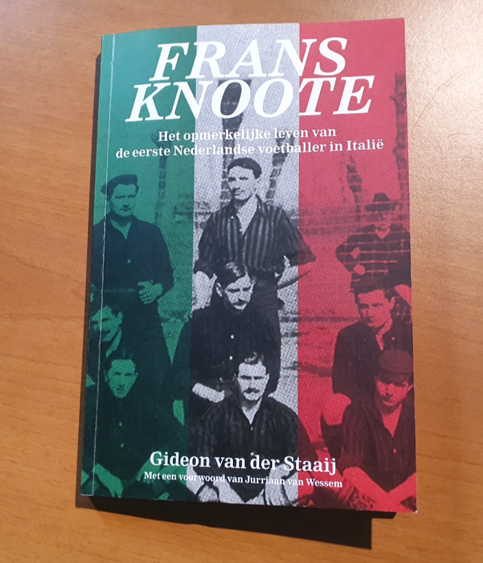 ParataMedia's tweet photo. Een boek geschreven door @GideonDionysius is per definitie een goed geschreven boek. Dat nu het verhaal van de eerste Nederlandse voetbalpionier in Italië is opgetekend, maakt het boek over Frans Knoote des te meer bijzonder. We gaan het met grote belangstelling lezen! https://t.co/hR1Ceswiix