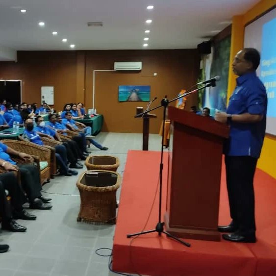 thinalan's tweet photo. Bersama YB Datuk Seri Diraja @ZambryOfficial,Setiausaha Agung Barisan Nasional di Program Retreat Ke Arah PRU-15. Turut hadir bersama Dato @Elangovadiveloo @MIC_Perak
@BNrasmi
@bncommsofficial
#barisannasional #keluargamalaysia #pru15 #MICCares #pemudamic #puteramic #puterimic https://t.co/XzZrLK8ctX