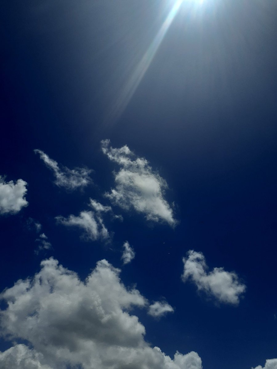 sathsarani17's tweet photo. Better place 
#sky #bluesky #freemindset #universe #sun https://t.co/QW4Trdnnkl