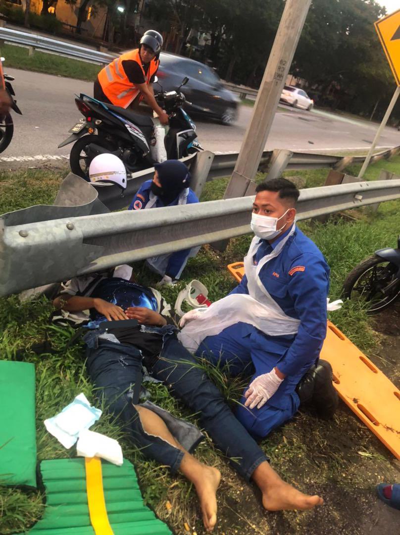 farishkimy's tweet photo. MINTA KUASA VIRAL TWITTER MENCARI RAKAMAN

Kes: Langgar Lari (motor vs kereta)
Tarikh: 14/4/2022
Masa: 1900 hrs
Lokasi: Lebuhraya Utara-Selatan (Exit 163) (Susur keluar seberang jaya)

Mangsa Muhd Halim Bin Mohd Salleh
21 thn. Kaki kanan terpaksa dipotong untuk selamatkan mangsa. https://t.co/Ed82CWha2Q