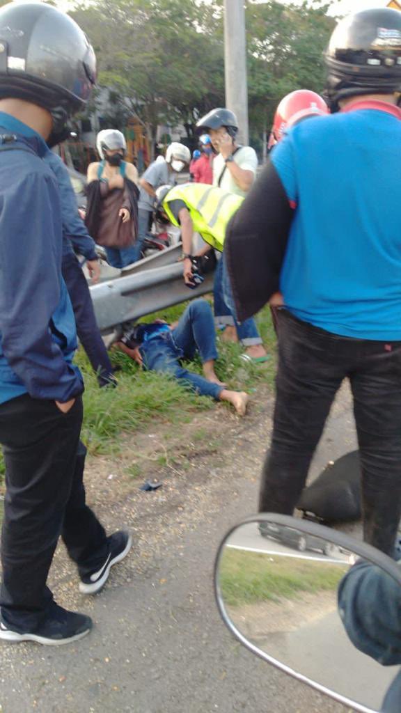 farishkimy's tweet photo. MINTA KUASA VIRAL TWITTER MENCARI RAKAMAN

Kes: Langgar Lari (motor vs kereta)
Tarikh: 14/4/2022
Masa: 1900 hrs
Lokasi: Lebuhraya Utara-Selatan (Exit 163) (Susur keluar seberang jaya)

Mangsa Muhd Halim Bin Mohd Salleh
21 thn. Kaki kanan terpaksa dipotong untuk selamatkan mangsa. https://t.co/Ed82CWha2Q