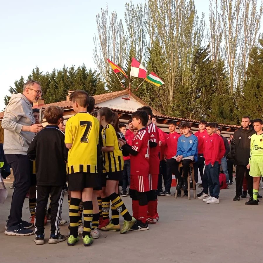 Celebramos una Semana Santa muy deportiva en Logroño; miles de niños y niñas hacen deporte y forjan nuevas amistades con otros equipos en diversos torneos.

Disfruto escuchándoles cuando me cuentan, con pasión e ilusión, cómo les ha sido el partido.

Felicidades entrenadores/as.