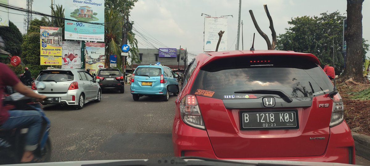 Arviansyah's tweet photo. @Bluebirdgroup halo tolong dong sopirnya ditatar lagi, masa nyerobot2 begini? Malu lah citra BBG udah bagus dari dulu... antri woooy https://t.co/XgfALnDrMX