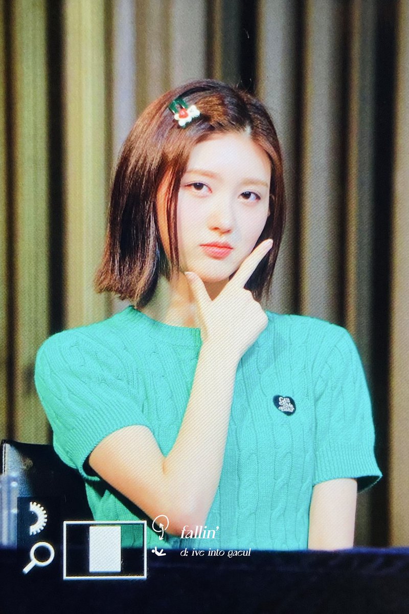 fallin_924's tweet photo. 220416 smiley face😊👉🏻
#IVE #아이브 #가을 #GAEUL https://t.co/LA6UZqqy29