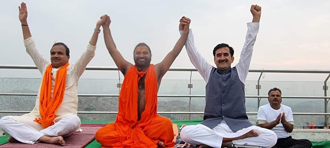 आज हनुमान जयंती के पावन अवसर पर हनुमान जी जन्म स्थल अंजनी पहाड़ किष्किंधा हम्पी कर्नाटक में #योग_उत्सव
केंद्रिय मंत्री आदरणीय श्री भगवंत खूबा जी 
 स्वासगुरू पुज्य वचनानंद स्वामी जी 
<a href="/swabhimani1/">Shifted to @drjaideeparya</a>
<a href="/bhagwantkhuba/">Bhagwanth Khuba</a>
<a href="/Anand_arya246/">Anand Arya patanjali</a> @yogasanaindia <a href="/UditSheth/">उदित UDIT</a> <a href="/rohitkaushikyb/">Rohit Kaushik</a> <a href="/UshaBhagat16/">Usha Bhagat 🇮🇳राष्ट्रभक्त सोशल-योगीनी।</a>