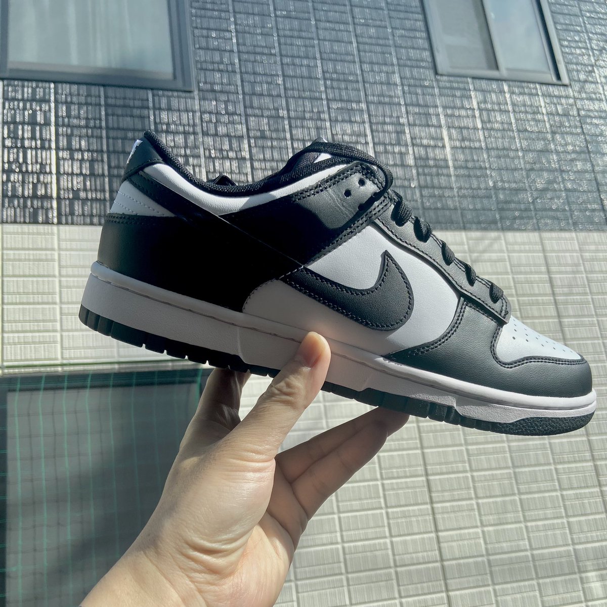 XttYoshioka's tweet photo. 天気が良いので、ダンクおろす。
図らずも、家の壁もパンダ🐼。
#Nike
#dunk
#dunkpanda 🐼 https://t.co/Abo8JCmZ8P