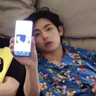 tegukvk's tweet photo. Jimin showing             taehyung showing
His lover                   himself with his lover https://t.co/19EBL36Neq