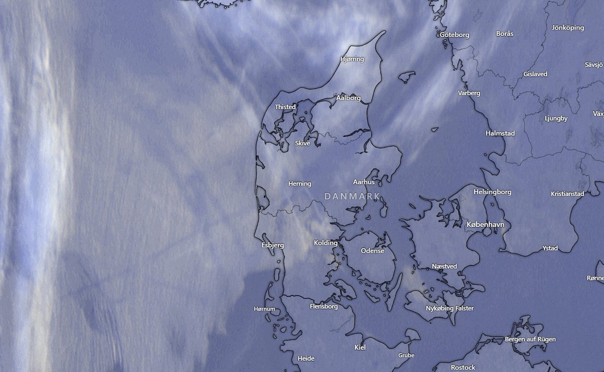 sebastianp_dk's tweet photo. Kondensstriber har her til morgen på smuk vis kastet skygge på stratus-skyerne over Nordsøen. Billederne er gemt med et kvarters mellemrum.
Kilde: Windy
#dkvejr #contrails #skygge #skyer https://t.co/oeKSKbf9LG