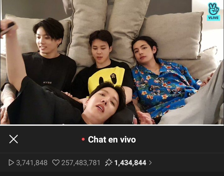 terry03692's tweet photo. Wow #JUNGKOOK se a unido al #vlive 💜💜💜💜#JIMIN #HJOPE #TAEHYUNG #BTS #ARMY #BTSARMY 😅🤣😂 Jimin compartiendo la imagen de su celular 😅🤣😂 https://t.co/hZ7GnW6Ftu