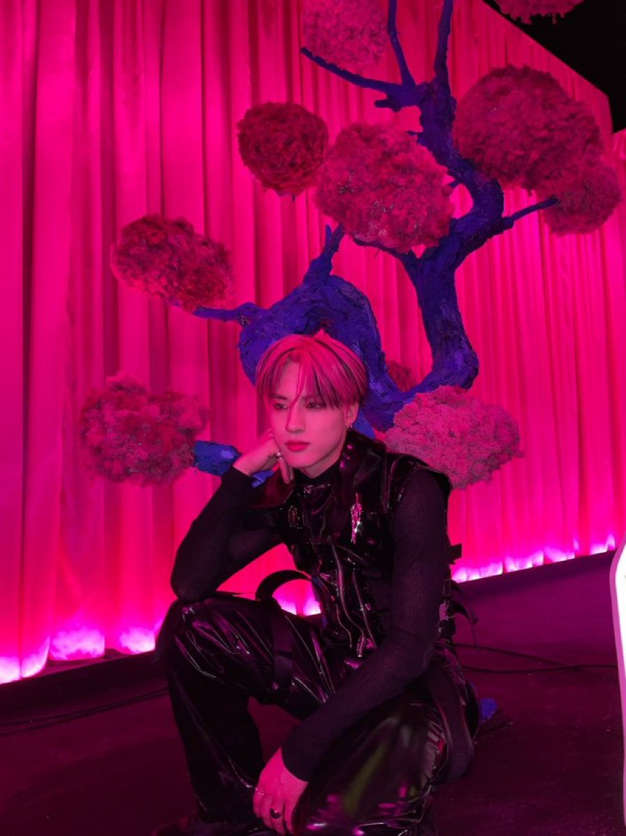 dreamydef2's tweet photo. still my favorite eric pic til this day 💗 https://t.co/blNj41TII5