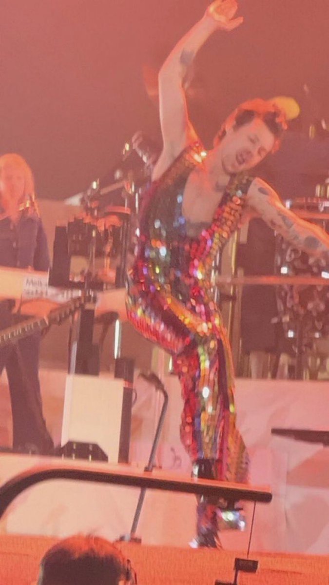 lauracgodin's tweet photo. spot the difference #harrychella https://t.co/lCggHLJx5C