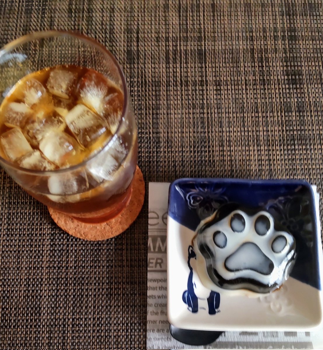 Fuwapan_AA's tweet photo. (。´・_●・`。)今日の三時のおやつは、肉球コーヒー寒天🐾
いつものBeGardenさんのチャコールコーヒーのアレンジ☕
お肌ぷるるんゼリーと迷ったけど腸活にと寒天に決定☺
しっかりとした味わいなのでアレンジしてもとても美味💕
寒天には甘みを付けず練乳を少しのせました(肉球風w
#BeGarden https://t.co/ouawhaab8N