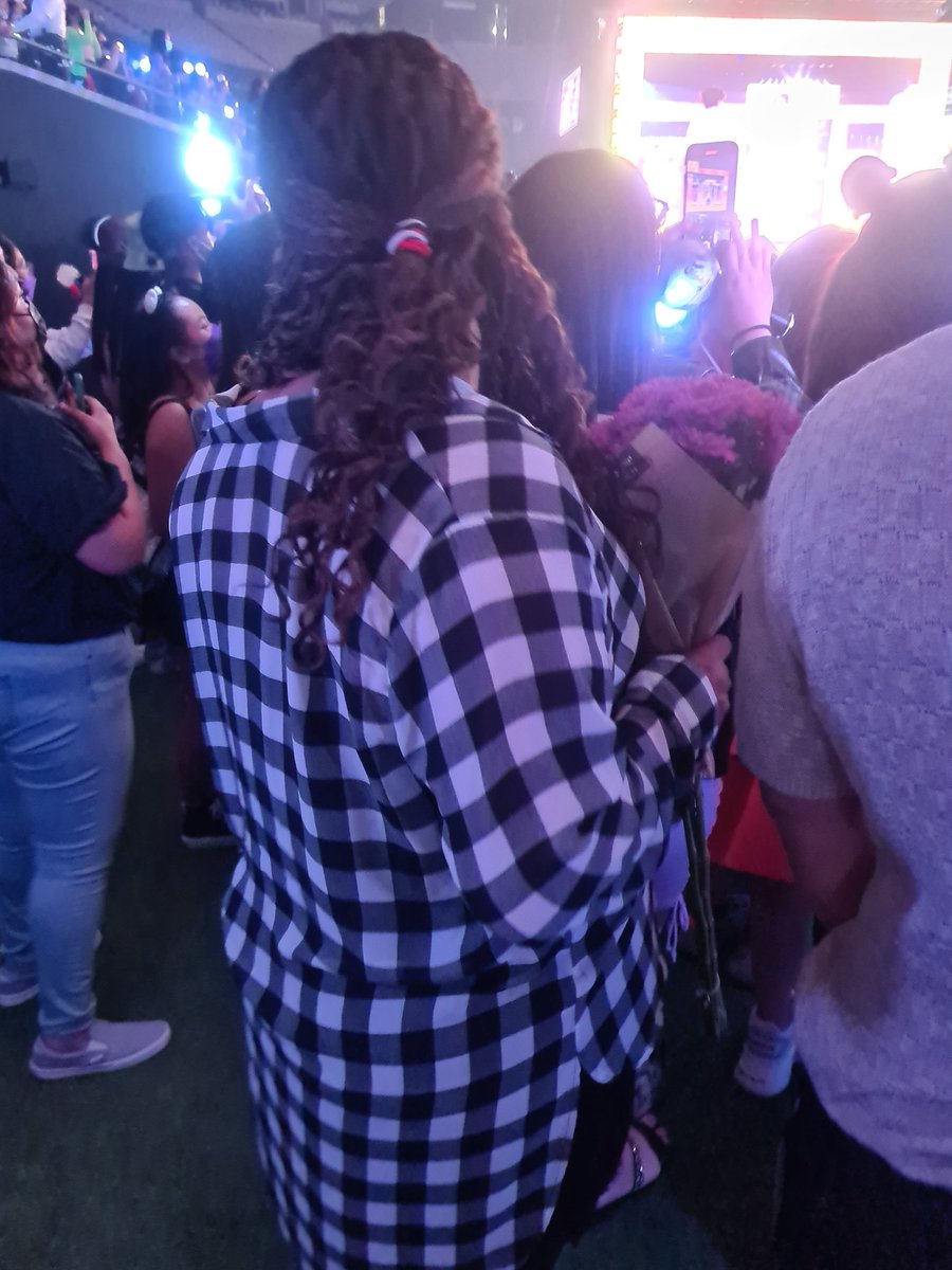 ARMYRegia's tweet photo. Ahora...debo hablar de la parte mala

La zona en donde yo estaba era C112 VIP. La de la foto es la chica que aventó el ramo de flores y casi golpea a Jin en la mano.

Le avise a una de las guardias que lo iba a aventar y lo único que me dijo fue "ya saben que no deben arrojar" https://t.co/VeaufBwlwN