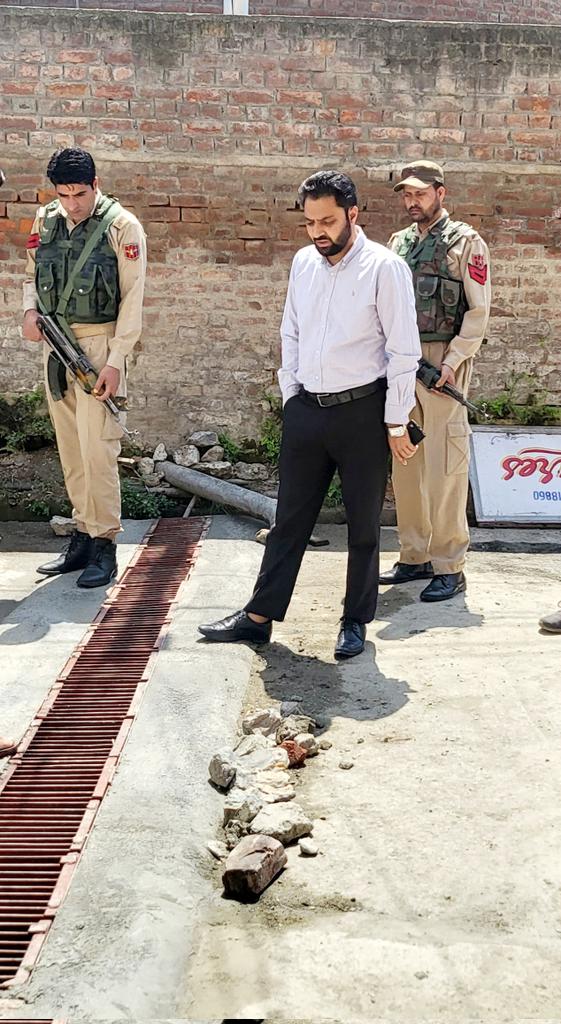 GilkarNazir's tweet photo. Today on 16th April 2022 Another long pending public demand has fulfilled and work has completed of alloted cost Rs 125084 construction of lane drain Gudood bagh near water Tank in ward no 35 Basant Bagh Habba kadal constitutency #Kaam #Bolta #Hai https://t.co/QRF9k5zeZN