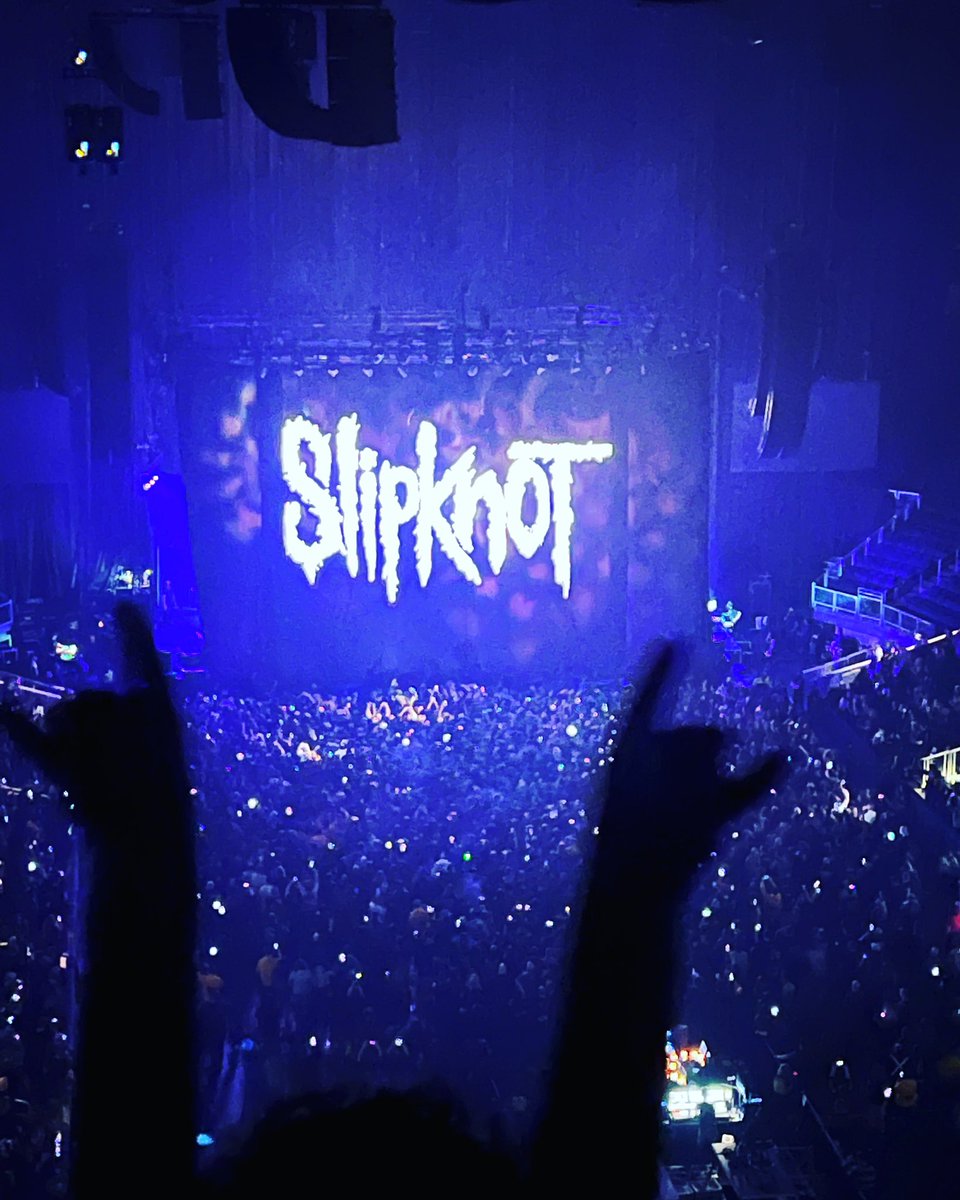 thrillbery's tweet image. . @slipknot @WageWar @OfficialITM best photo from the night. Little dude in front of me throwing the horns couldn’t have been more than 5-6. Awesome show tonight.