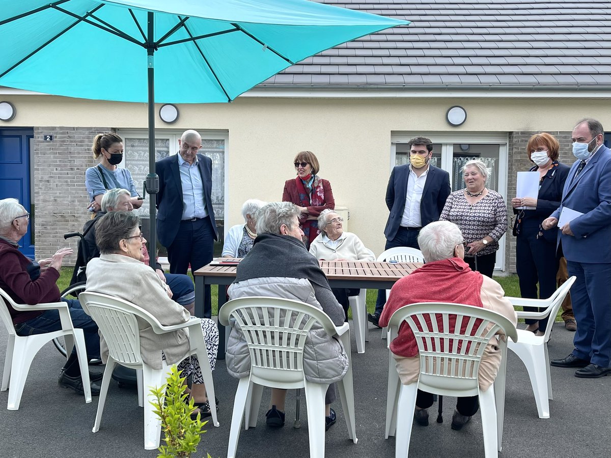 SHaussoulier's tweet photo. Accueillis par l’association des Aînés d’Acheux avec Virginie @CaronDecroix. L’occasion de constater la joie de vivre des locataires de la résidence autonomie ou les initiatives originales de l’Ehpad, comme Grand-Via, simulateur de wagon qui permet une thérapie par le voyage. 1/2 https://t.co/LkCKmrRhdf
