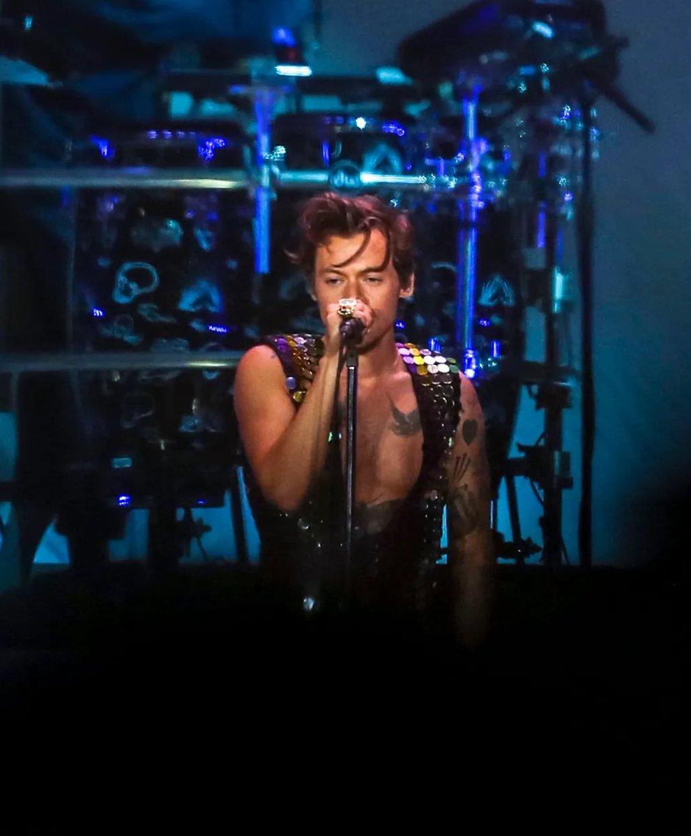 hsdaily's tweet photo. Harry performing onstage at #Coachella - April 15 https://t.co/LcpoDAXP5q
