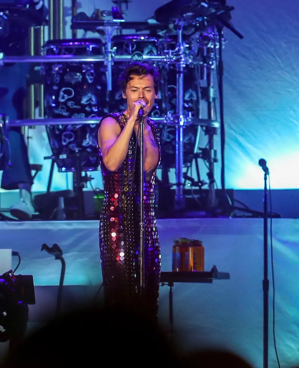 hsdaily's tweet photo. Harry performing onstage at #Coachella - April 15 https://t.co/LcpoDAXP5q