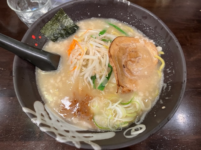 smacli_tachika's tweet photo. 今日のお昼休憩は立川やの豚骨ラーメン。
14時までに来ると750円で大盛、小ライス無料。甘いスープで最後まで飲み干せちゃいます。糖質消費のため少しお散歩
#立川や #立川ラーメン https://t.co/LrsiKKfsGv