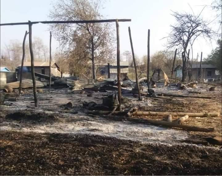 spring21MM's tweet photo. After the clash between SAC &amp; PDF near #Laepin village,#Paungde Tsp,Bago Region on the afternoon of Apr 15, Military Terrorists Raided #Laepin village at 9:30 pm and Burnt down civilians' houses in the village for the 2nd time.
#2022Apr16Coup 
#WhatsHappeningInMyanmar https://t.co/Gkwi6Ck3Dd