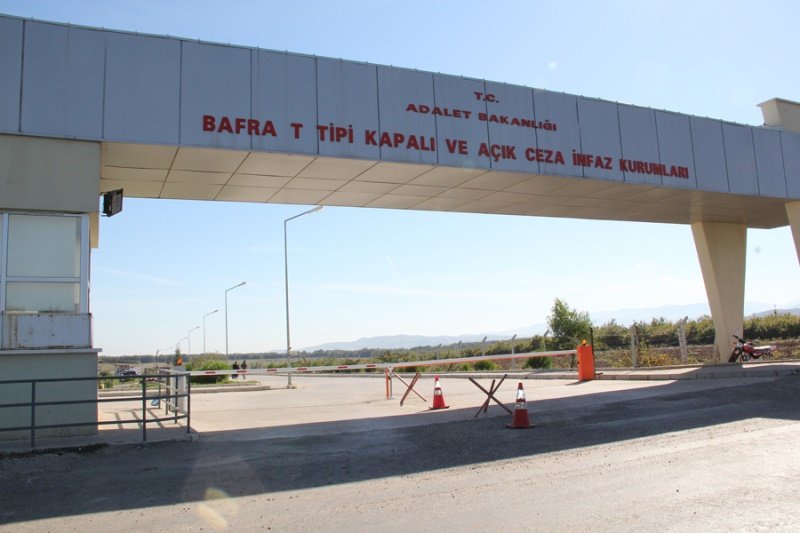 BAFRA T TİPİ CEZAEVİ

Görüntülü görüşme için sistem kuruldu fakat siyasi mahpuslara görüntülü görüşme yaptırılmıyor. Koğuşlar da yaşam alanı da daraldı. Üstelik 20 dk olan telefon süresi 10 dakikaya düşürüldü. Cezaevi yönetimleri daha fazla ne kadar zulmedebilirizin derdinde.