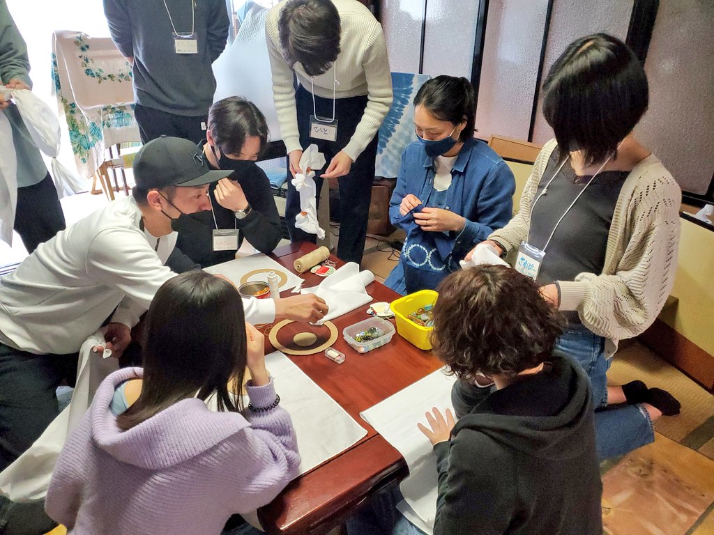shiori_skmt's tweet photo. 江戸時代から続く伝統工芸『藍染』を学びに富山県魚津市鹿熊に来ているのですが、農村が素敵すぎて踊り出したくなっちゃうくらいテンションあがっています。 

#旅の記憶に人が残る
#キャリ旅 #TRAPOL https://t.co/X25sBeWDe8