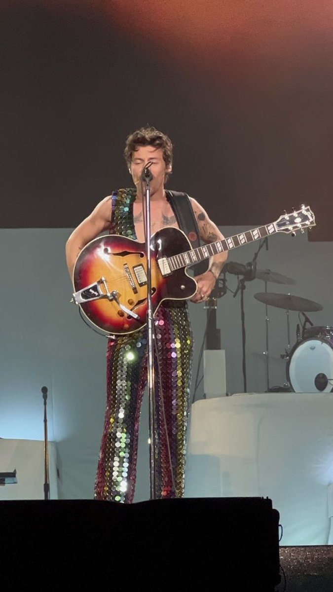 kel_con's tweet photo. If this wasn’t your immediate thought at seeing Harry’s fit you’re lying. @Harry_Styles @HSHQ https://t.co/jNmfXsnhAJ