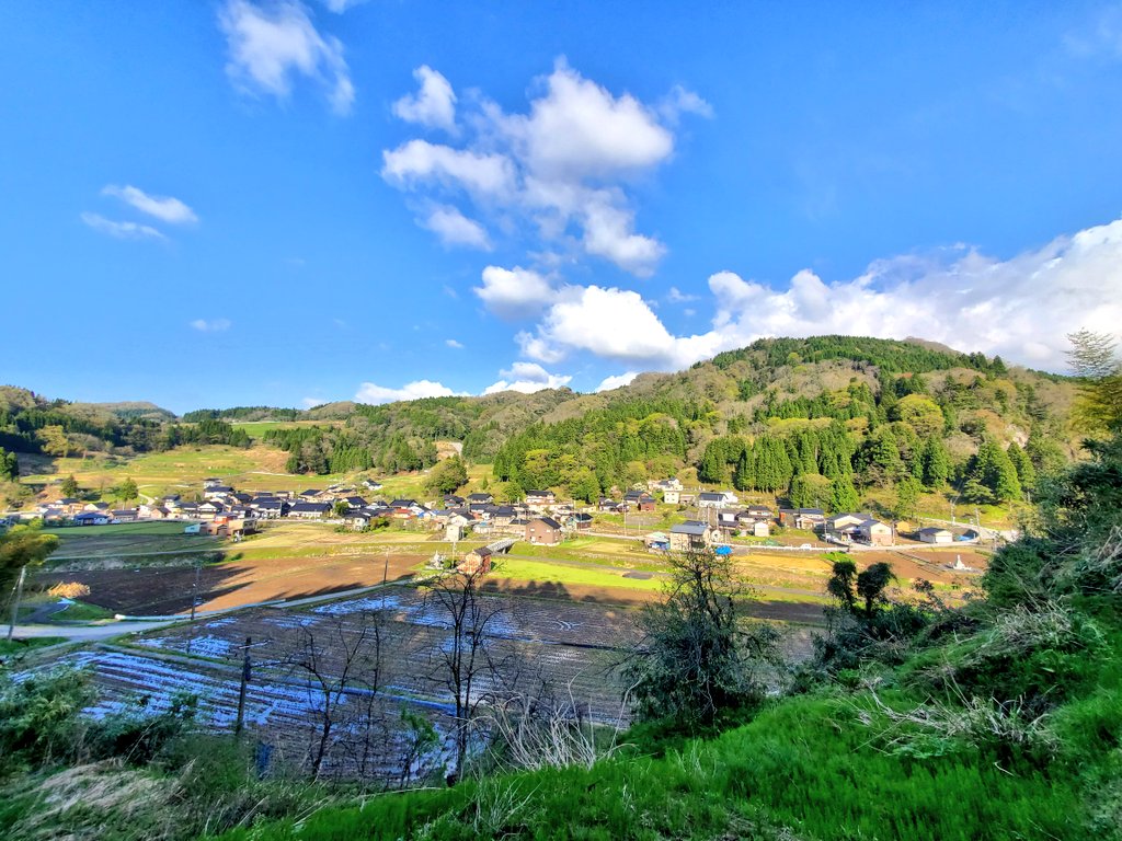 shiori_skmt's tweet photo. 江戸時代から続く伝統工芸『藍染』を学びに富山県魚津市鹿熊に来ているのですが、農村が素敵すぎて踊り出したくなっちゃうくらいテンションあがっています。 

#旅の記憶に人が残る
#キャリ旅 #TRAPOL https://t.co/X25sBeWDe8