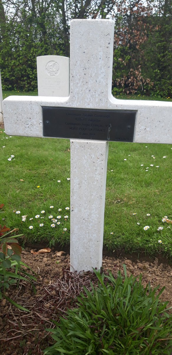 FaudaisS's tweet photo. Un hommage en forme de visite sur la tombe du Lieutenant fusilier commando Augustin HUBERT mort pour la France le 6 juin 1944, qui a donné son nom au célèbre commando #commandomarine, #commandoHubert #forcesspéciales https://t.co/ai3C2COrop