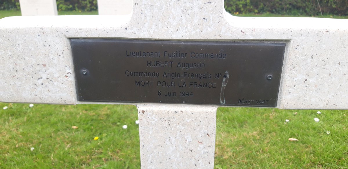 FaudaisS's tweet photo. Un hommage en forme de visite sur la tombe du Lieutenant fusilier commando Augustin HUBERT mort pour la France le 6 juin 1944, qui a donné son nom au célèbre commando #commandomarine, #commandoHubert #forcesspéciales https://t.co/ai3C2COrop