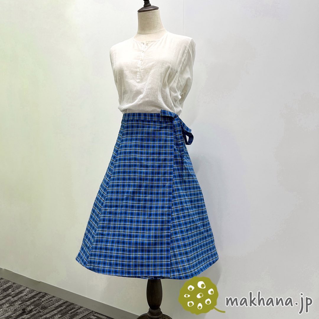 インドの布ナプキンのお店 Makhana Jp Pa Twitter ルンギ布で作った巻きスカート 1枚 2m使用 ボトムズ用の生地なので一度お洗濯したものの まだまだパリッと硬いです 何度か洗うと柔らかくなります 仕立てると男性が巻いているものとずいぶん雰囲気が変わりますね