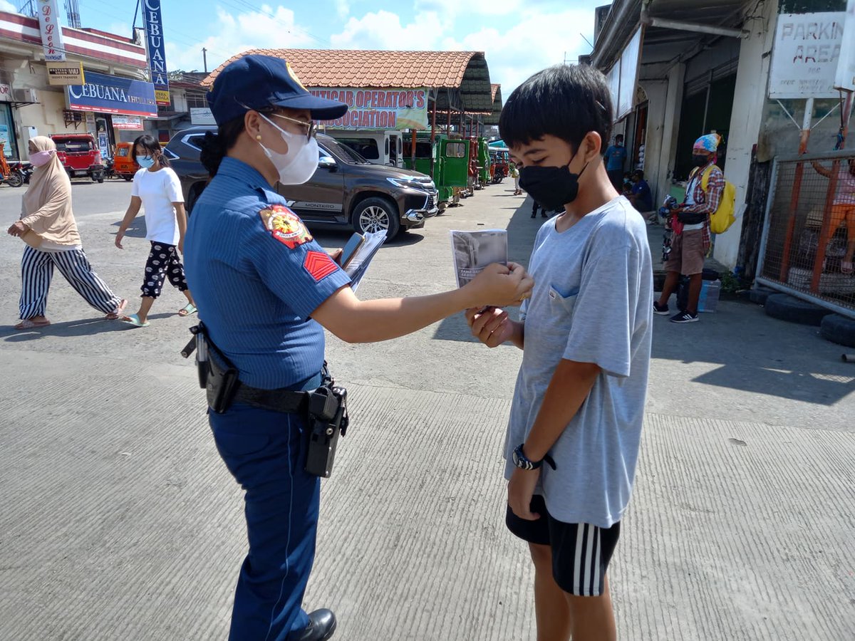 kabacan5's tweet photo. Kabacan MPS is giving away IEC / flyers to the people and gave the PNP hotline number so that it can immediately report on any event in the surrounding… https://t.co/UMJ5CA8sSx